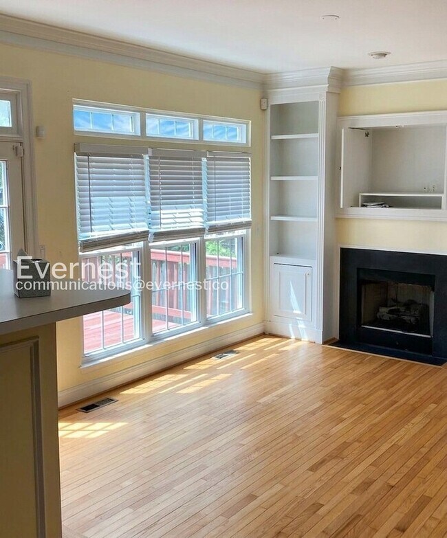 Foto del edificio - 4 Bed/3 Bath Town Home with Garage / Pet-Friendly / Available Soon!