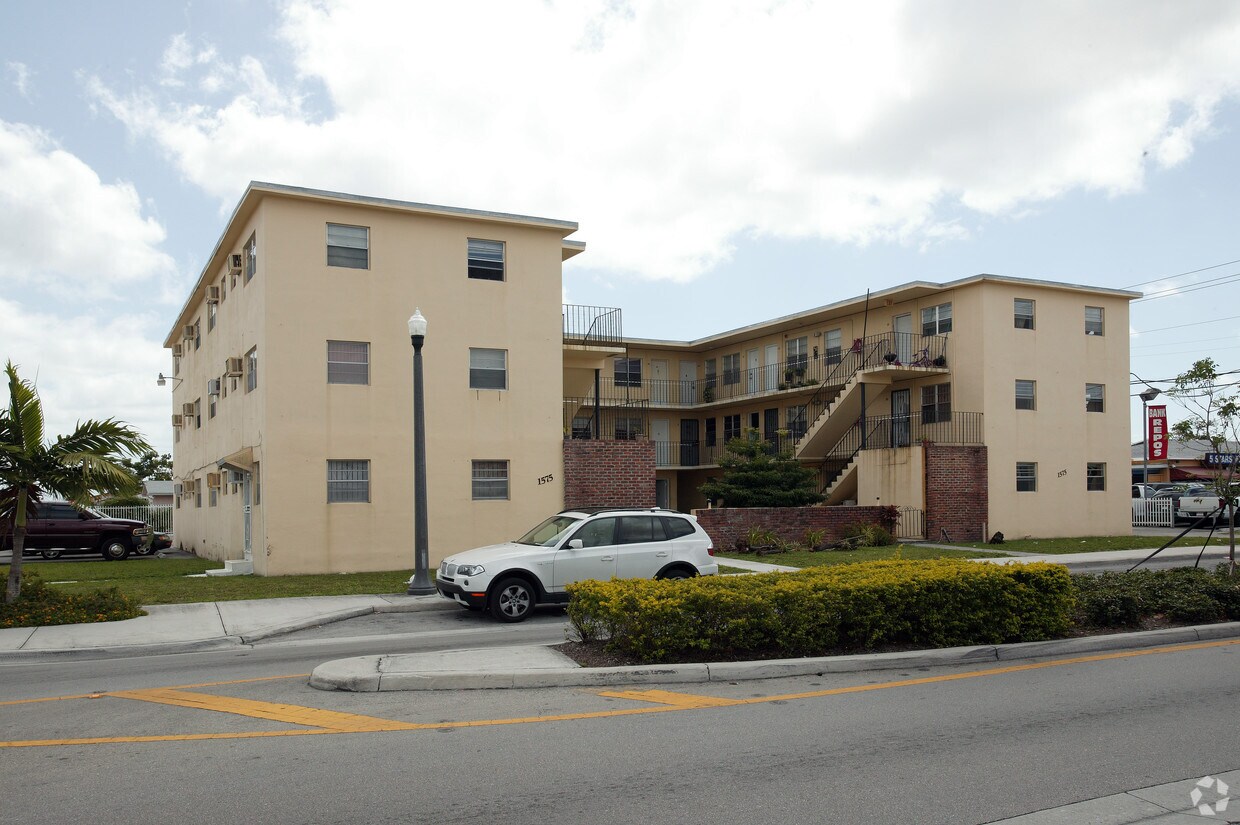 Primary Photo - 1575 Palm Ave