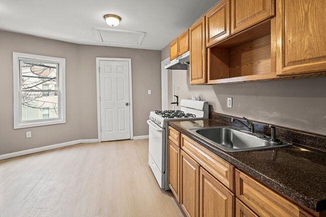 Building Photo - 113 E Main St