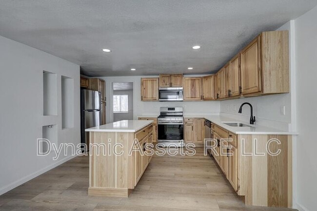 Building Photo - 410 Fieldcrest Dr