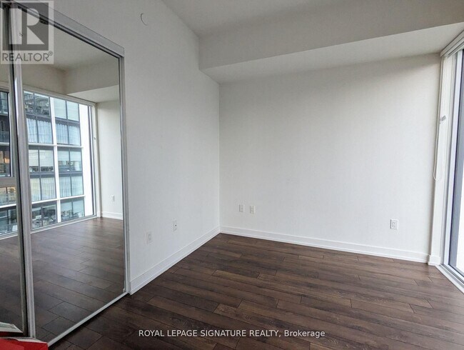 Photo du bâtiment - 158 Front St E