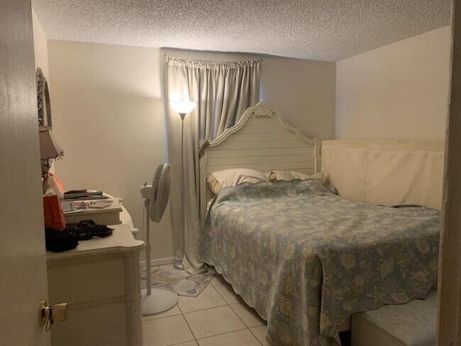Building Photo - 2760 Bellehaven Dr Unit B