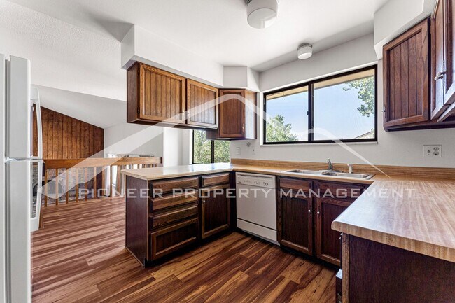 Foto del edificio - Spacious Home with Fenced Yard and Washer/...