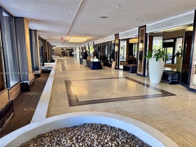 Foto del edificio - 5555 Collins Ave
