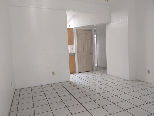 Building Photo - 2 Bedroom and 2 Bath Unit in a Five Plex