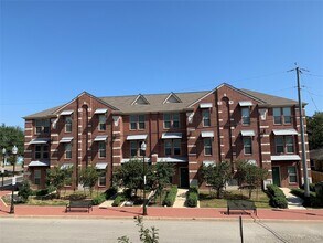 Building Photo - 300 Spruce St
