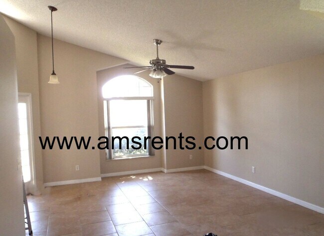 Foto del edificio - 4-bedroom 2-bathroom house in Chase Grove ...