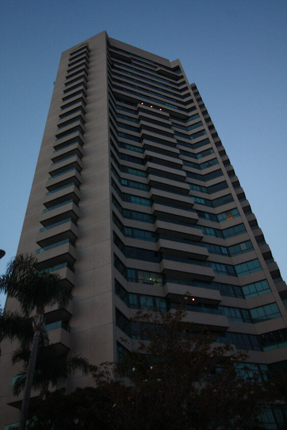 Ultra Luxury Full Service High Rise - 10490 Wilshire Blvd