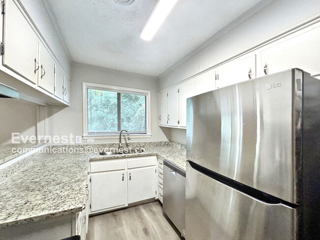 Building Photo - 1202 Town and Country Dr