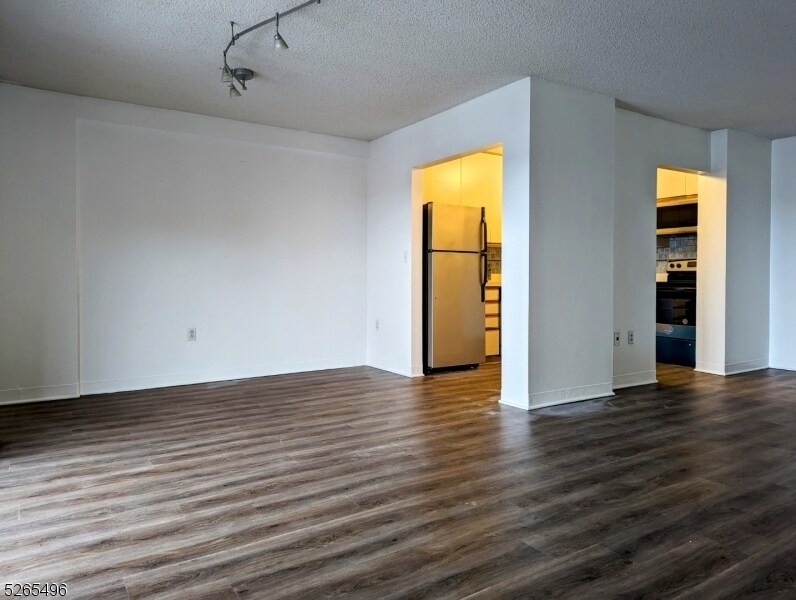 Primary Photo - 10 N Wood Ave