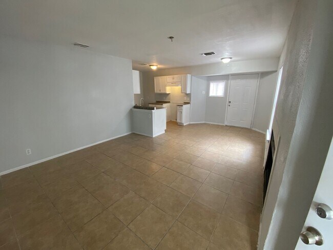 Foto del edificio - Spacious 2BR/1BA- Home Available Now!