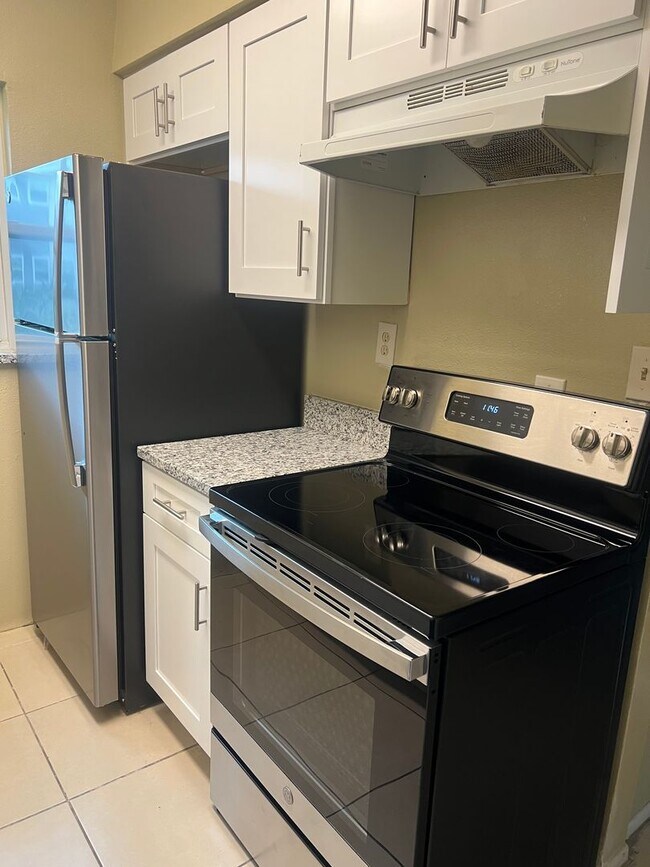 Building Photo - 2 Bedroom 1 Bath Condo