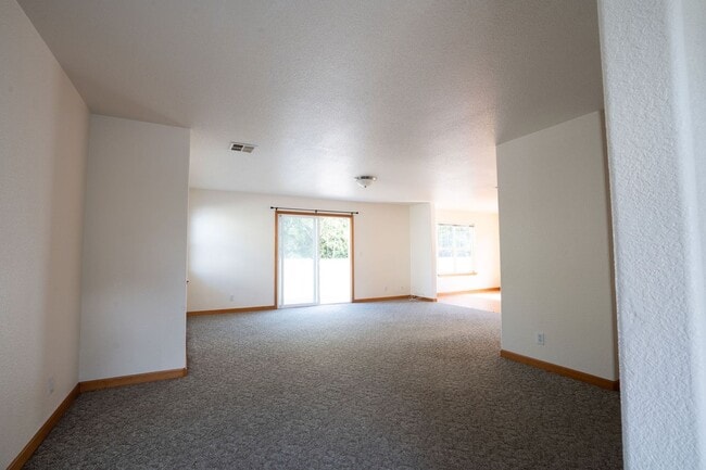 Building Photo - 2712 Meadow Creek Way