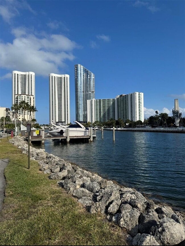 Building Photo - 400 Kings Point Dr