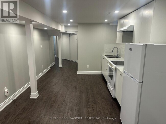 Building Photo - 100 Gilmore Crescent