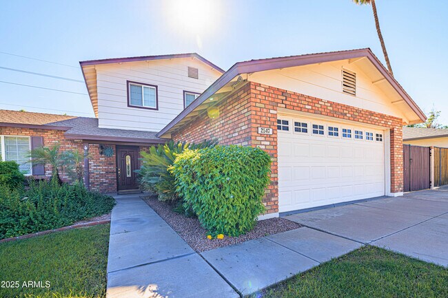 Building Photo - 2547 W Naranja Ave