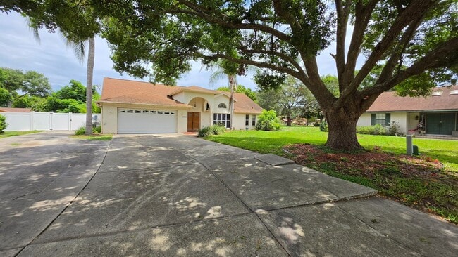 Building Photo - 3 Bed, 3 Bath, 2 Car garage.