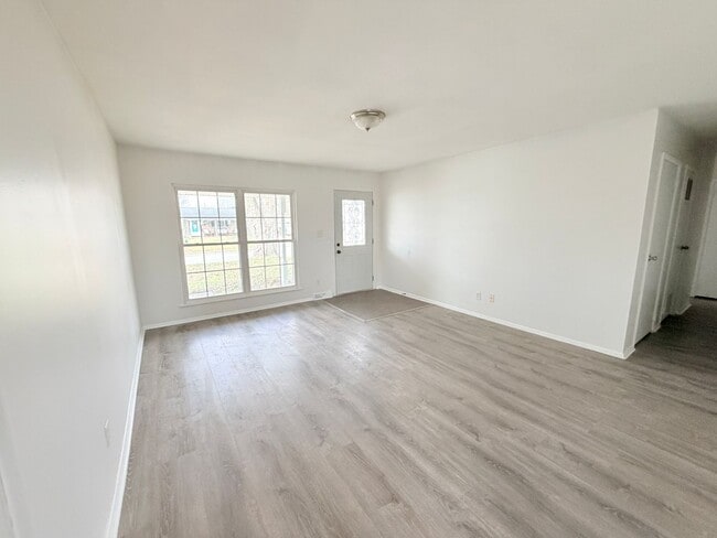 Foto del edificio - Now Showing this 4 Bedroom/2 bath in New Whiteland, IN