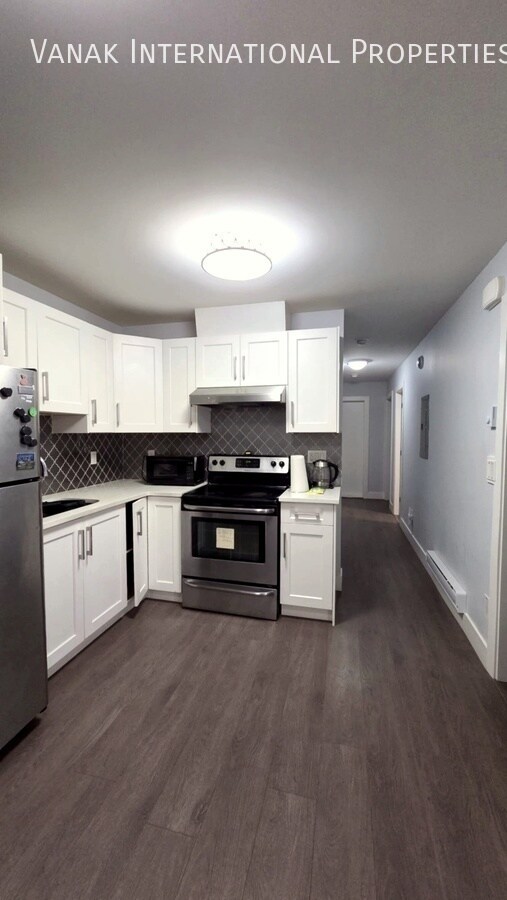 Building Photo - 3 Bed + 2 Bath Modern Basement Suite | Partially Furnished