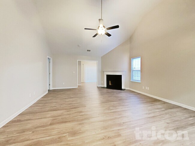 Foto del edificio - 7715 Hidden Creek Dr