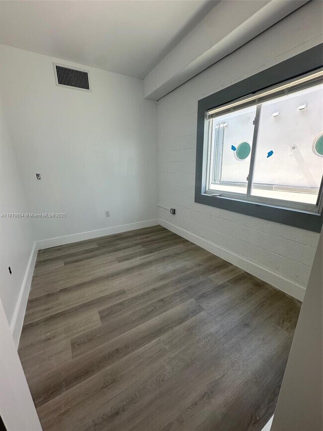Foto del edificio - 3300 NW 19th Ave