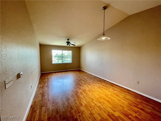 Foto del edificio - 8274 Key Royal Cir