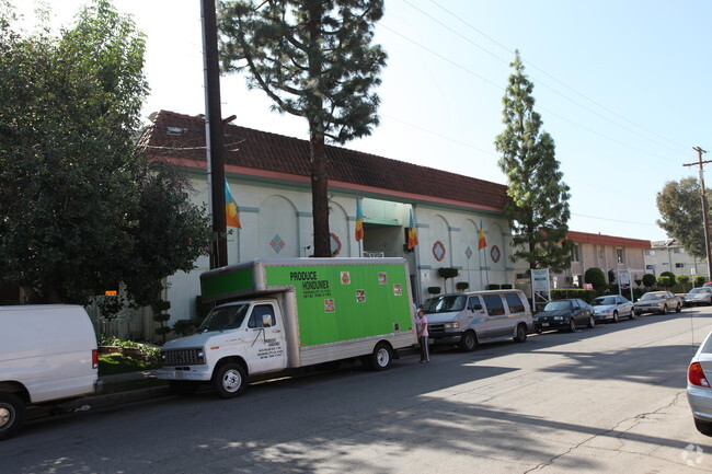 Building Photo - Canoga Plaza Apartments