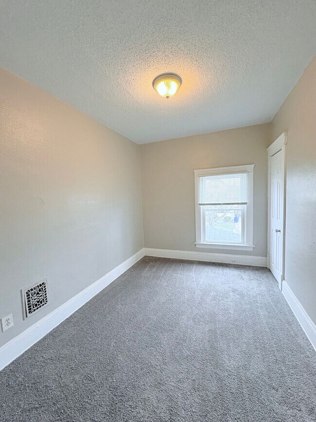 Foto del edificio - Charming 4-bedroom, 1-bathroom home located in the vibrant city of Cleveland