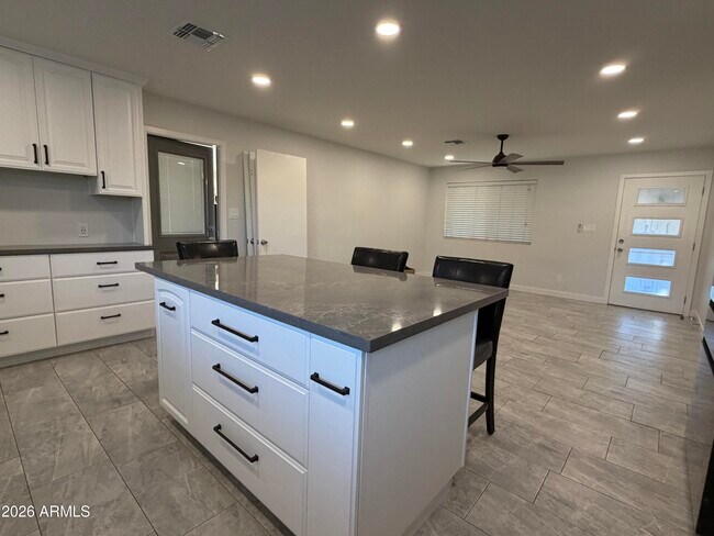 Foto del edificio - 4140 W Paradise Dr