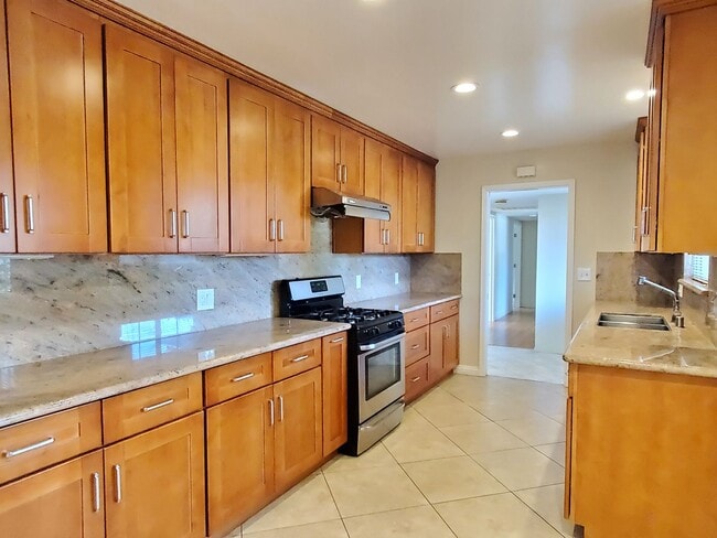 Foto del edificio - Spacious Remodeled Home, A/C, New Yards, Wood Floors, Great Location, Monta Vista!