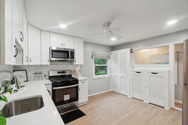 Foto del edificio - Charming Updated 4BR/2BA Cape Cod in Twinbrook- Rockville