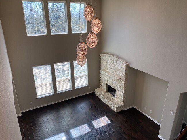 Building Photo - Gorgeous 4 Bed / 2.5 Bath Home with Specta...