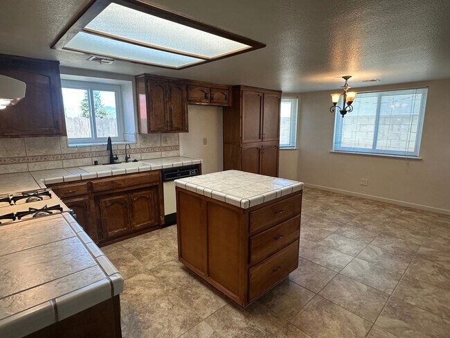 Foto del edificio - COMING SOON Hurry!!