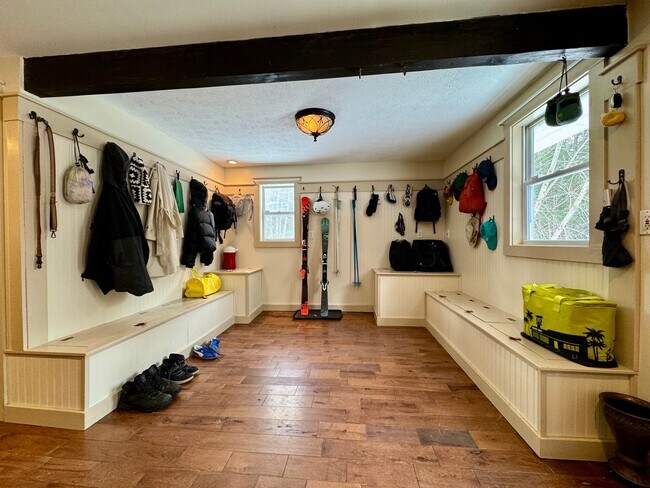 Building Photo - 4 Bed/4 Bath Single Family (Fully Furnishe...