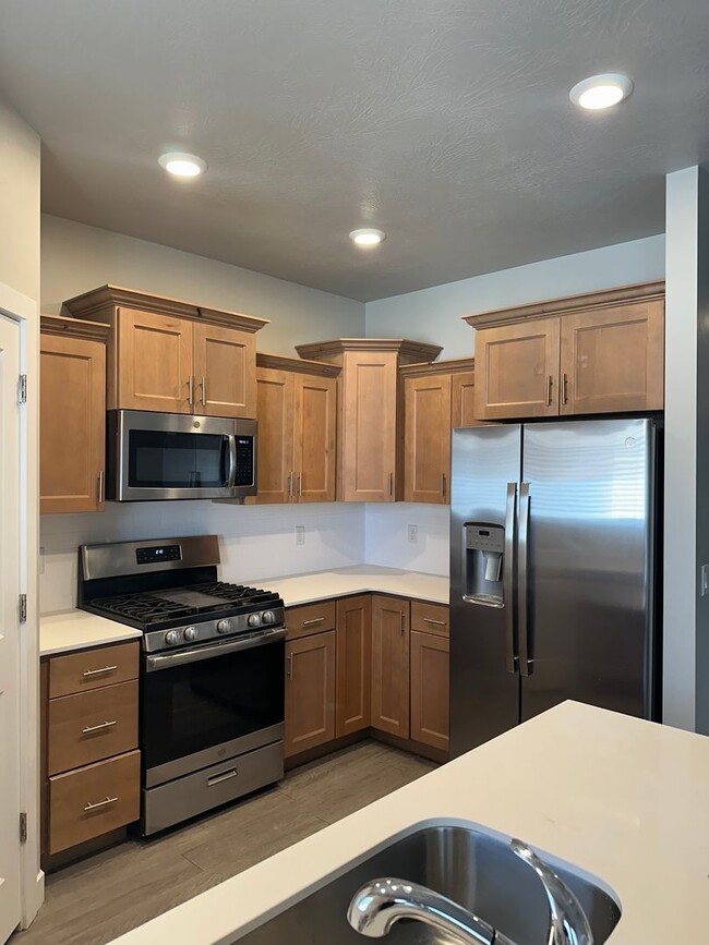 Building Photo - Newly Renovated 3 Bedroom Townhome for Rent