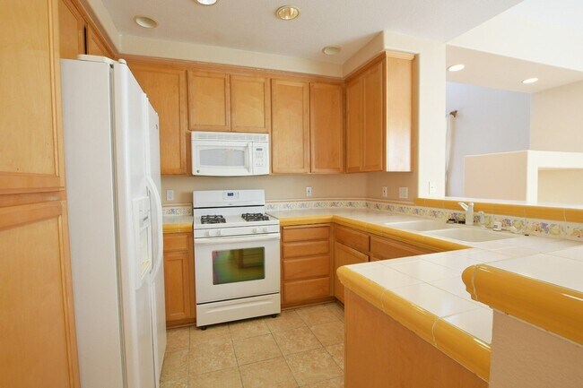 Building Photo - Bright 3 Bedroom 3 Bath Home in Desirable ...