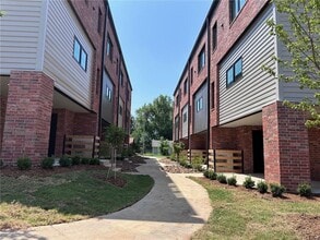 Building Photo - 929 SE 10th St