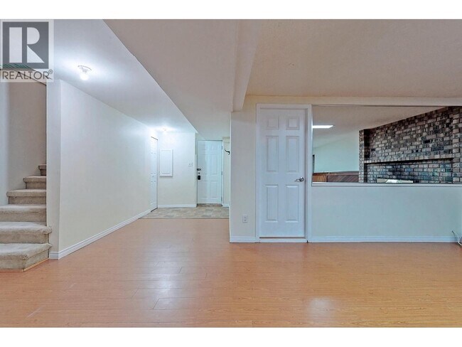 Photo du bâtiment - Basement-768 COMO LAKE AVENUE