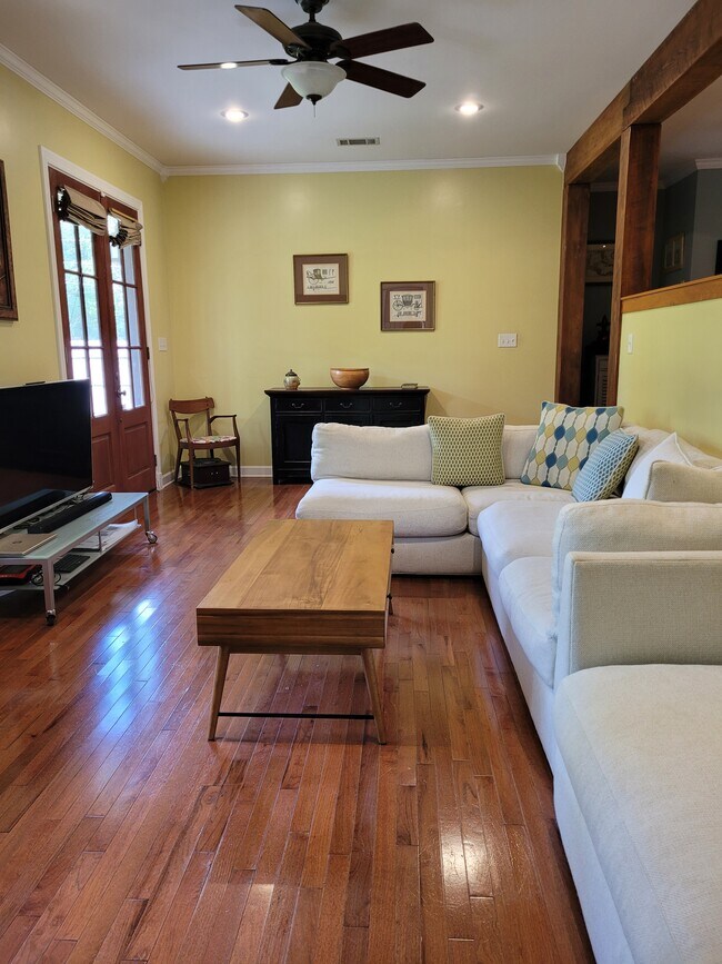 Building Photo - 1675 Edinburgh Ave