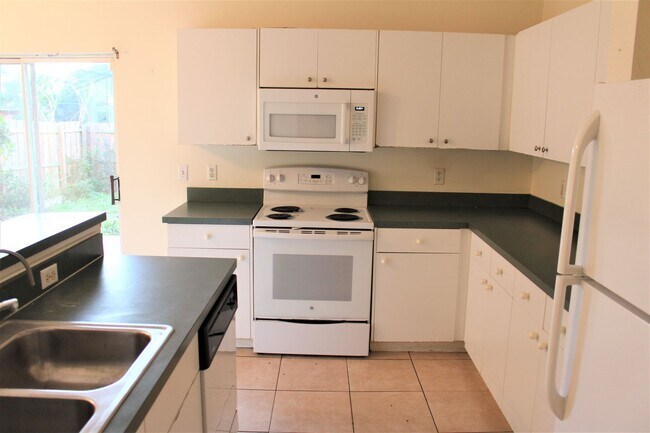 Foto del edificio - 3 Bedroom, 2 Bath Home Near Chickasaw Rd!