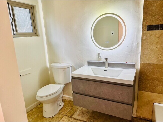 Foto del edificio - Bahama Palms, recientemente renovado: $1,850, 650 pies cuadrados — ¡Encantador refugio de 1 dormi...