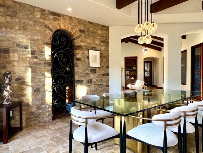 Building Photo - Stunning Custom Furnished 4 Bed/6 Bath Hom...