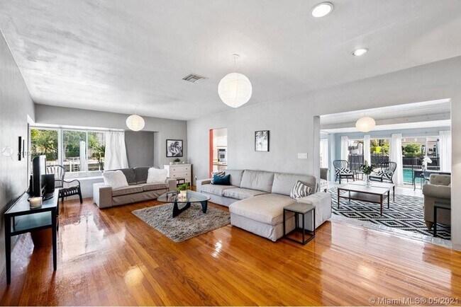 Building Photo - 500 SE 25th Ave   Fort Lauderdale Fl 33301