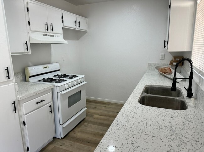Foto del edificio - 17785 Carson Cir
