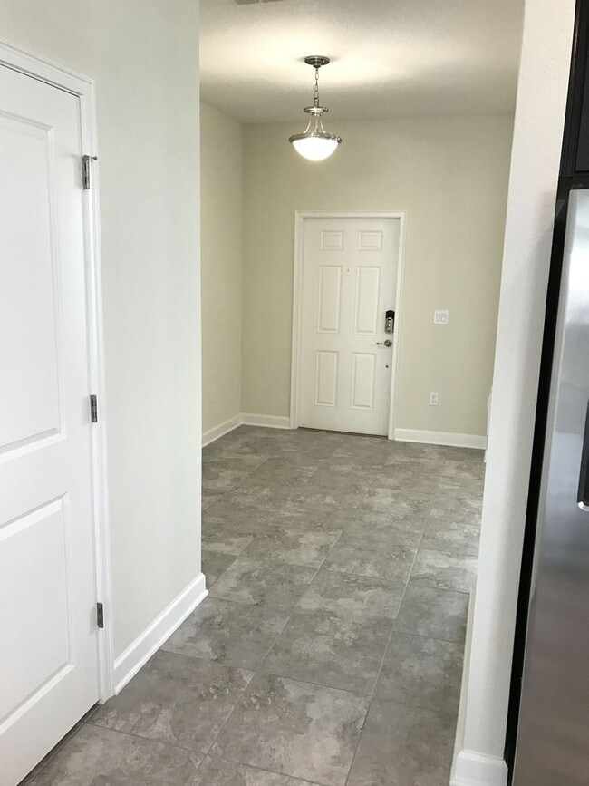 Photo - Newer 3/2.5ba Home at The Oaks in Moss Park with FREE Internet, Cable and Phone