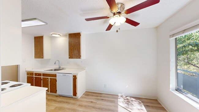 Building Photo - 823 Las Gallinas Ave