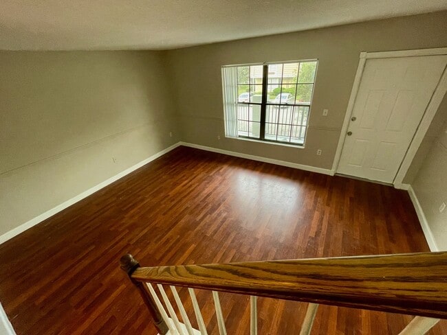 Foto del edificio - Charming 3-Bedroom, 2.5-Bath Townhome in Village Square Condominiums
