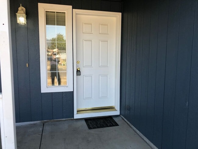 Building Photo - Beautiful 3 bedroom 2 bathroom house in a ...