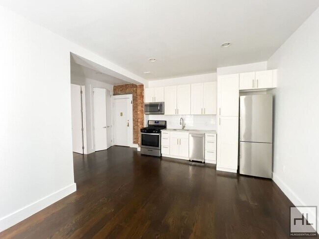 Foto del edificio - Renovated Spacious 1-Bed 1-Bath / West Cro...