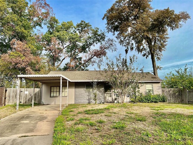Building Photo - 2435 Roy Cir